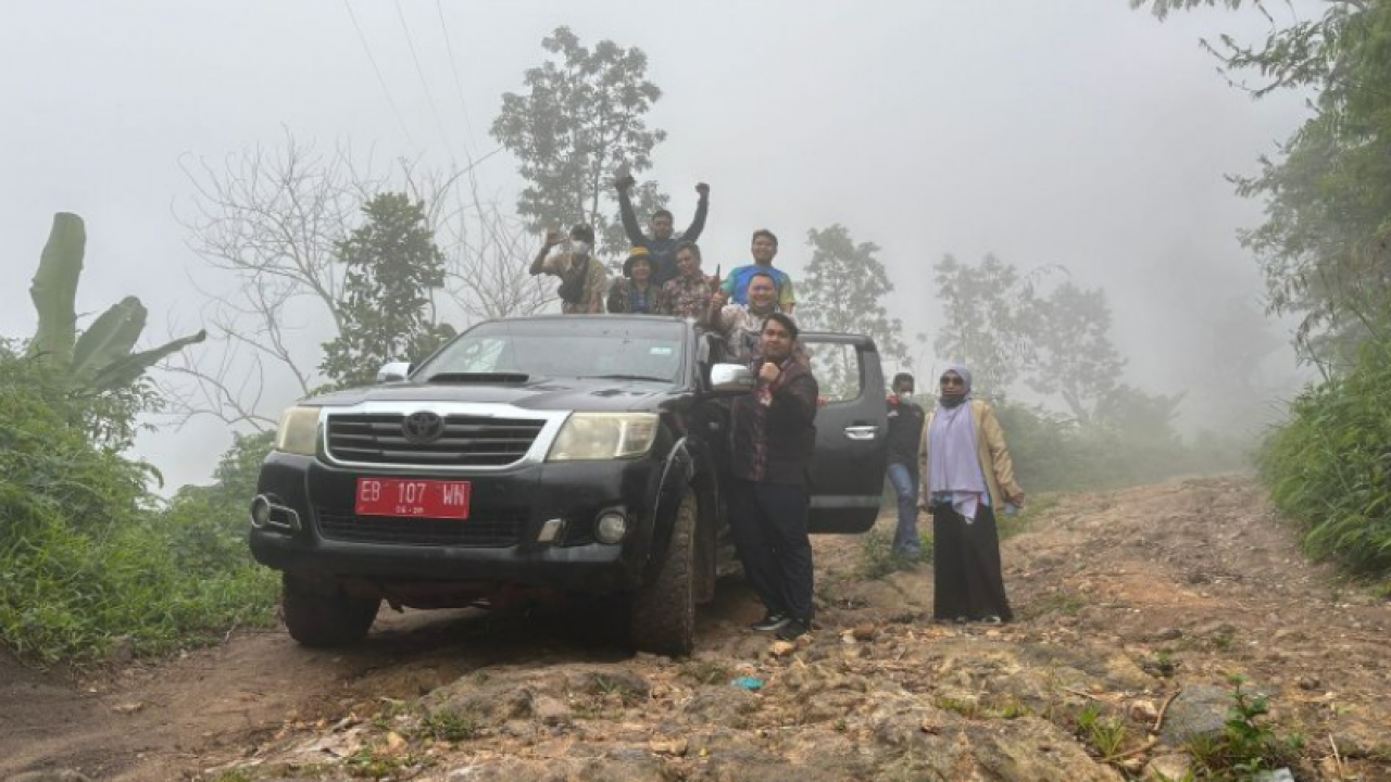 Tim GISA 3T Lembata Trabas Gunung Layani Warga di Wulandoni