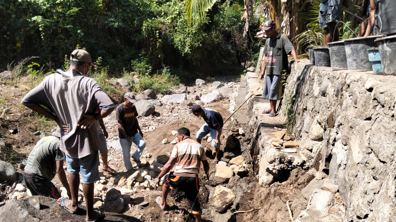 Kegiatan warga dusun Wulandoni dalam menanggapi dampak bencana alam