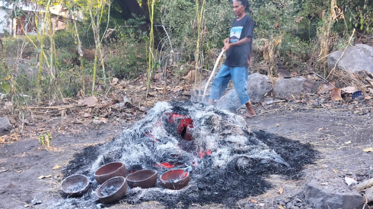 "Kluba Tana" Warisan Leluhur Doni Nusa Lela
