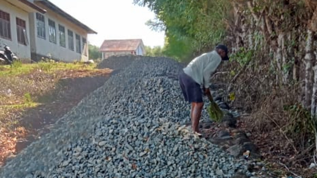Pengembangan Infrastruktur Jalan di SMKN Lembor Selatan