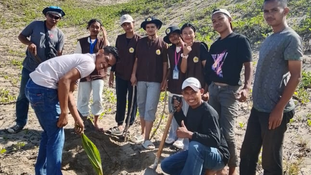 Menyambut Hijau di Pantai Mberenang Mahasiswa KKN STIE Karya Ruteng kegiatan Penanaman Pohon
