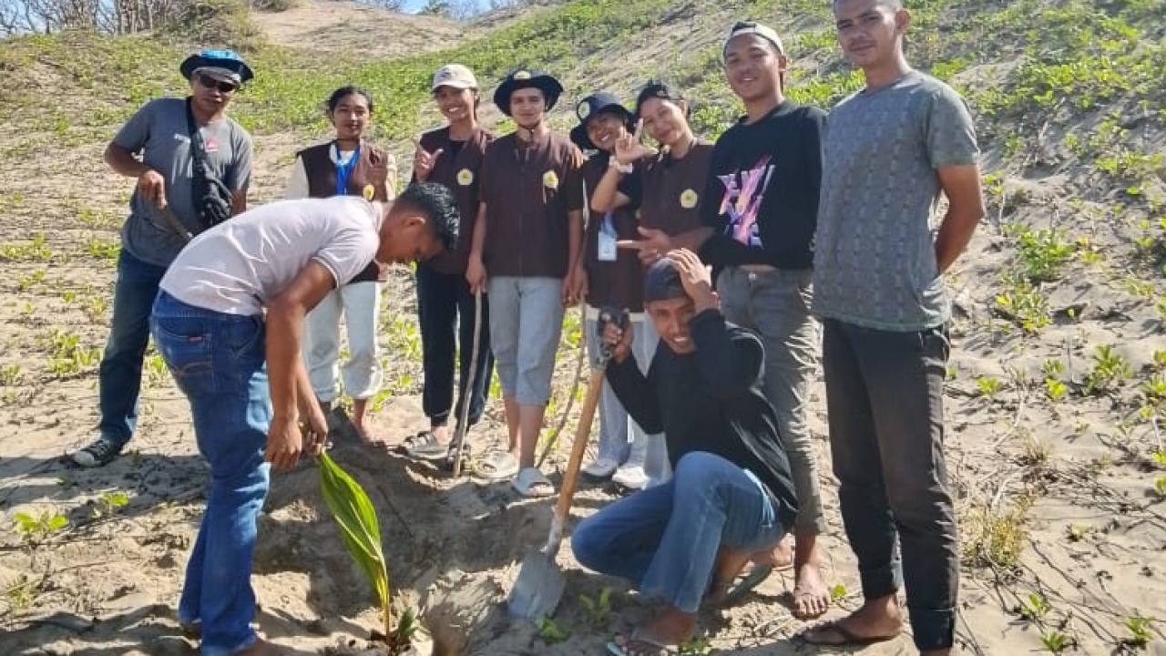 Penghijauan Wisata Bahari Pantai Mbermang oleh Mahasiswa KKN STIE Karya Ruteng di Desa Watu Tiri