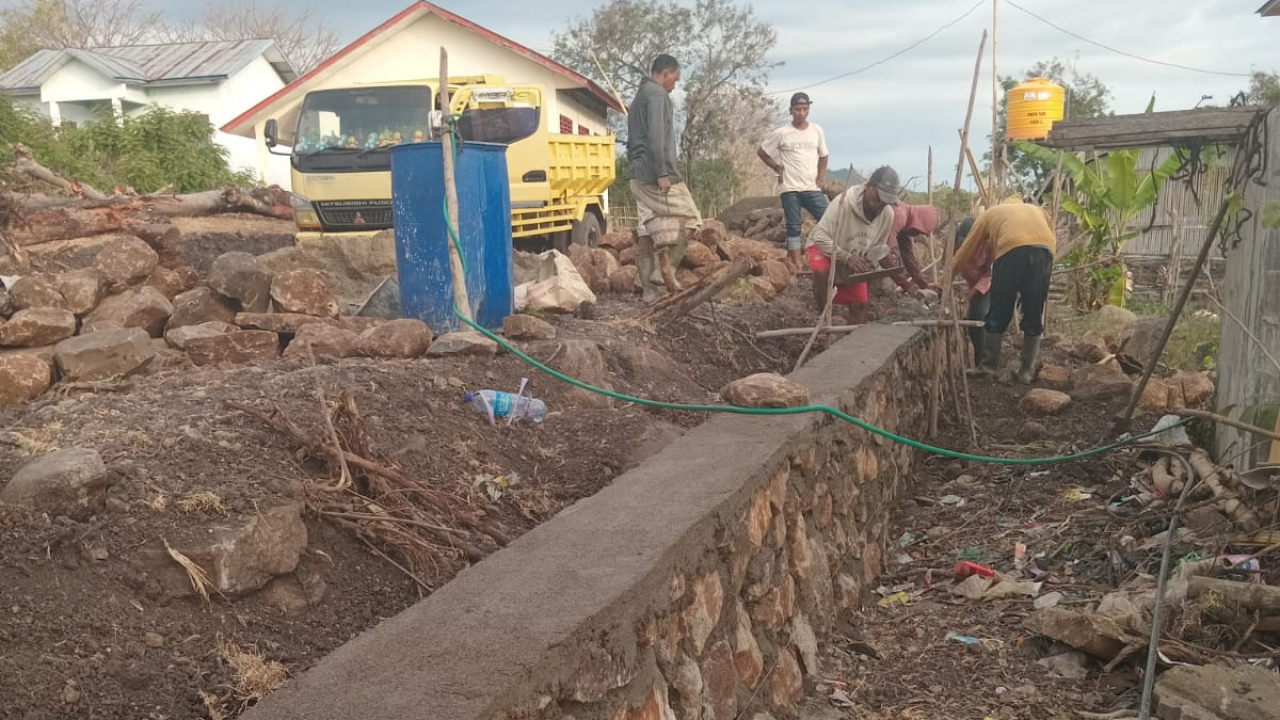 Penulis: Administrator### Pembangunan Tembok Penahan di Dusun L. Cepang 2, Desa Watu Tiri