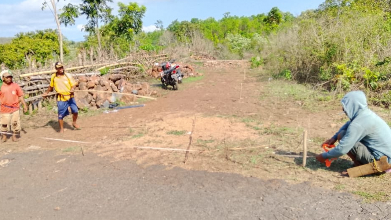 Pengukuran Jalan di Persawahan Popo, Desa Watu Tiri