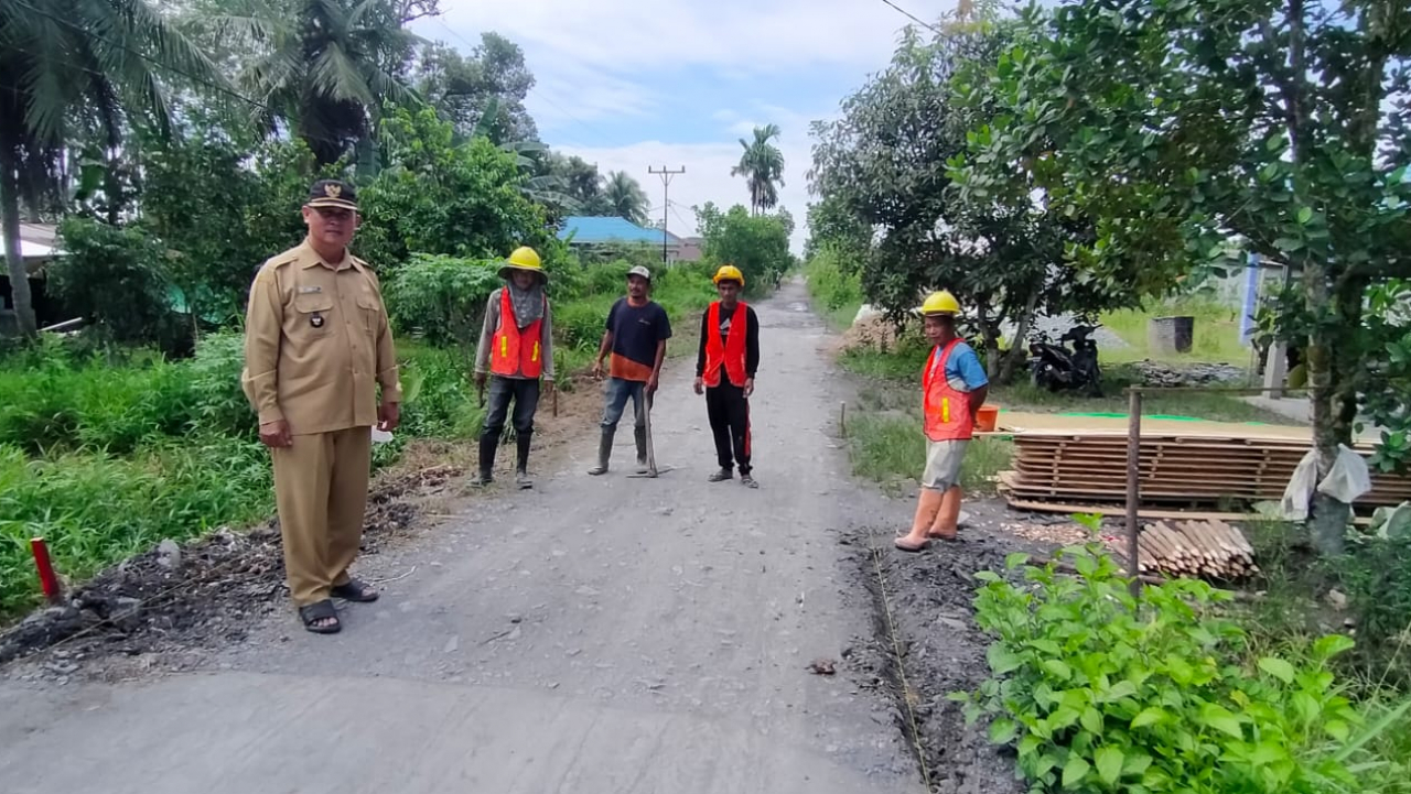 Peningkatan Jalan Desa di Desa Mekar Sekuntum: Wujud Pemanfaatan Dana Alokasi Umum untuk Infrastruktur Pedesaan