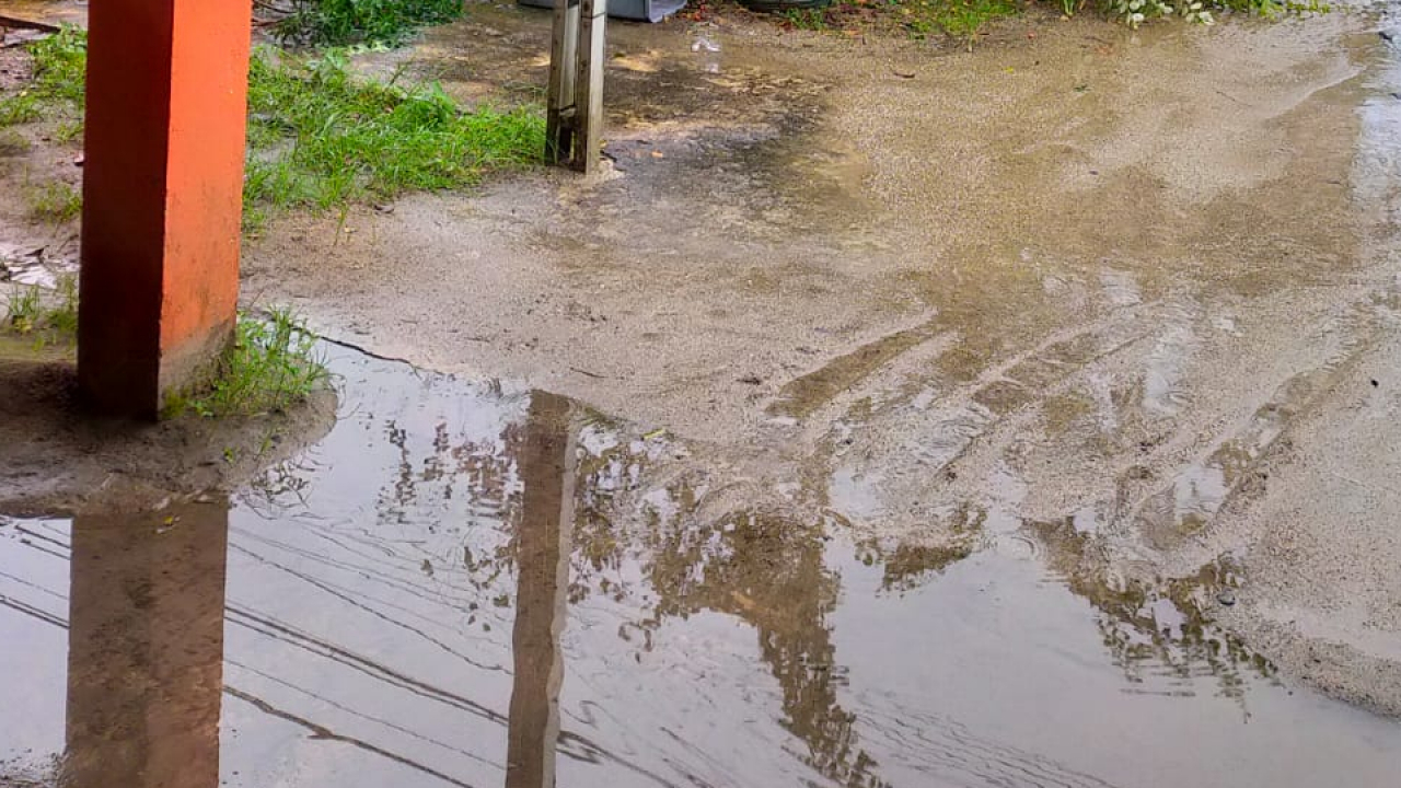 Peningkatan Lantai Halaman Kantor Desa Mekar Sekuntum Tangkal Banjir Saat Hujan Deras