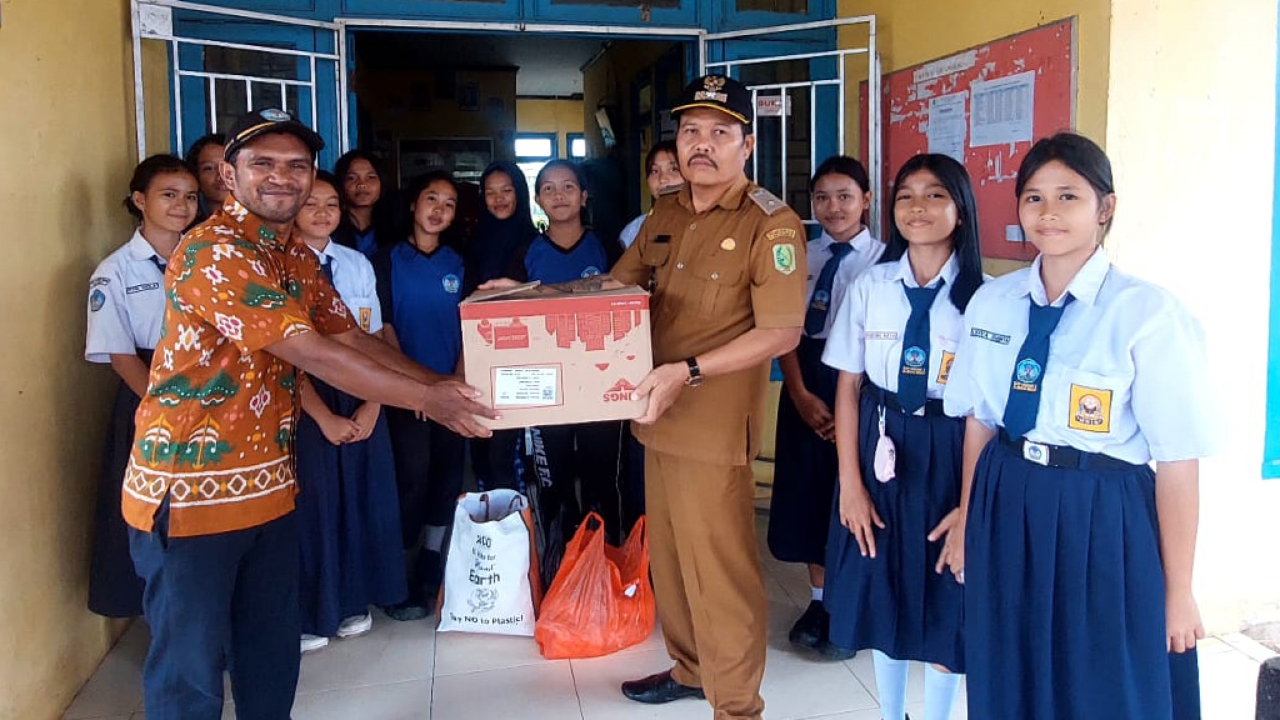 PENYERAHAN BANTUAN KEPADA ANAK PRAMUKA DESA SEBUNGA