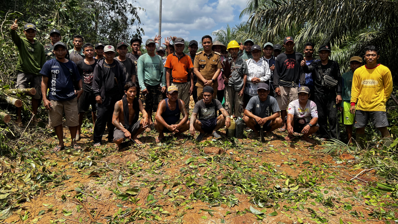 Peningkatan Kualitas Lingkungan dan Kebersamaan melalui Gotong Royong di Desa Amawang