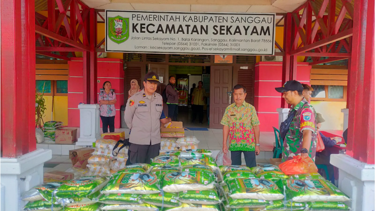 Kegiatan Pasar Murah Dinas Ketahanan Pangan Provinsi Kalbar di Perbatasan Kecamatan Sekayam