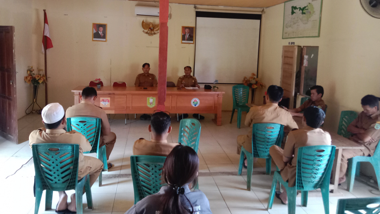 BRIEFING PAGI MENJADI RUTINITAS PEMERINTAH DESA LUBUK SABUK MEMBAHAS KINERJA DAN AGENDA KERJA