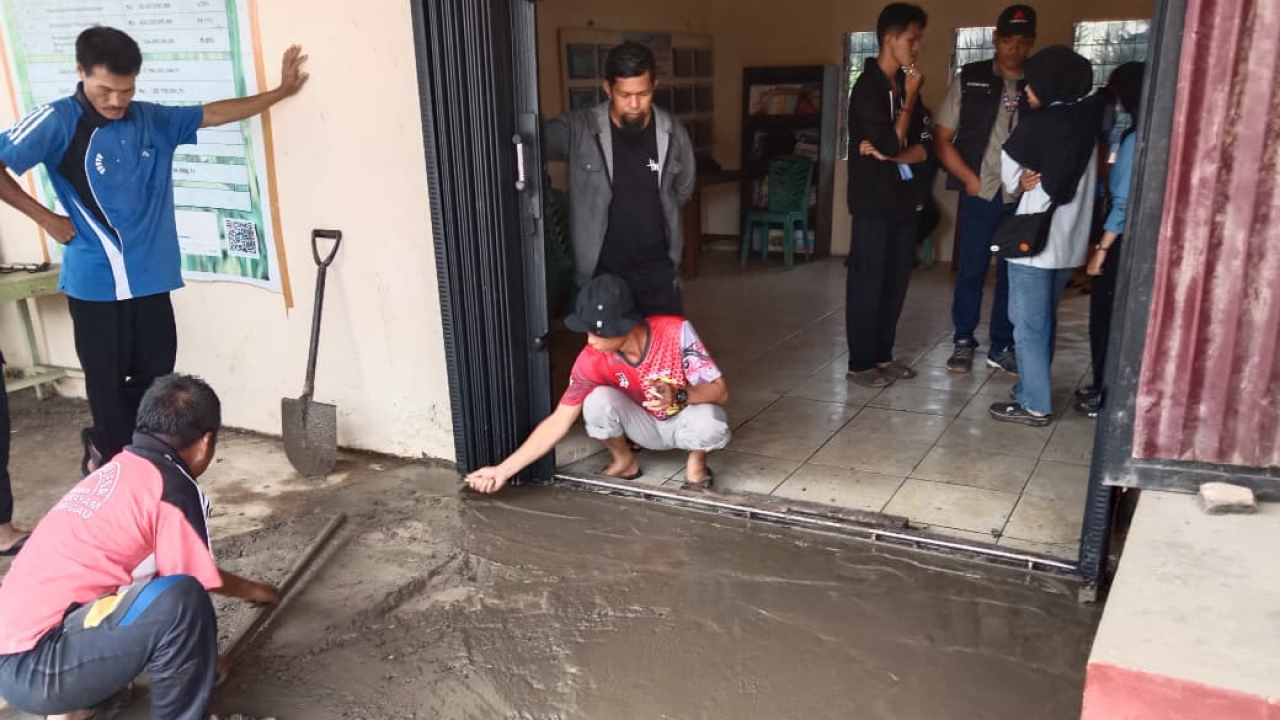 KEGIATAN KERJA BAKTI PEMERINTAH DESA LUBUK SABUK DENGAN MAHASISWA KKM FISIP UNTAN PONTIANAK