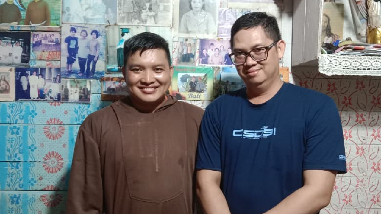 ACARA MISA PATOR ROMANUS RUSDI,OFM,Cap. PADA PERAYAAN ULANG TAHUN ORANG TUANYA BAPAK ALOYSIUS KASIM DI DUSUN LUBUK SABUK
