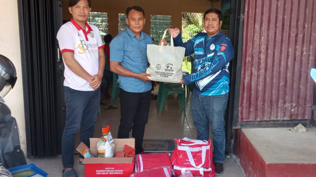 BANTUAN RUMAH KEBAKARAN KEPADA WARGA DUSUN ENTABAI DARI DINSOS PROVINSI KALIMANTAN BARAT TAHUN 2025