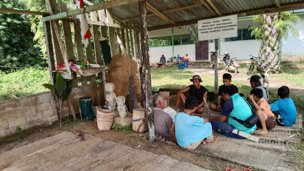RITUAL ADAT DI GUNA PEDAGI DUSUN SEGUMON