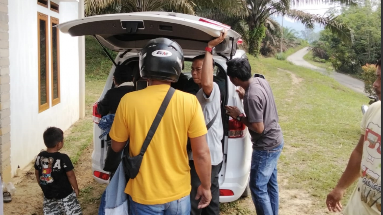 KELUARGA DUSUN ENTABAI ASAL PUTUSSIBAU MENINGGAL DAN JENASAHNYA DI BAWA MENGGUNAKAN AMBULAN DESA LUBUK SABUK