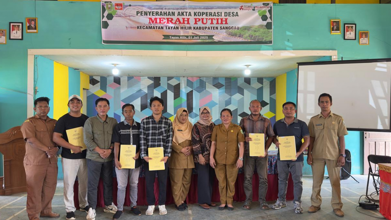 Penyerahan Akta Notaris Koperasi Desa Merah Putih Kawat