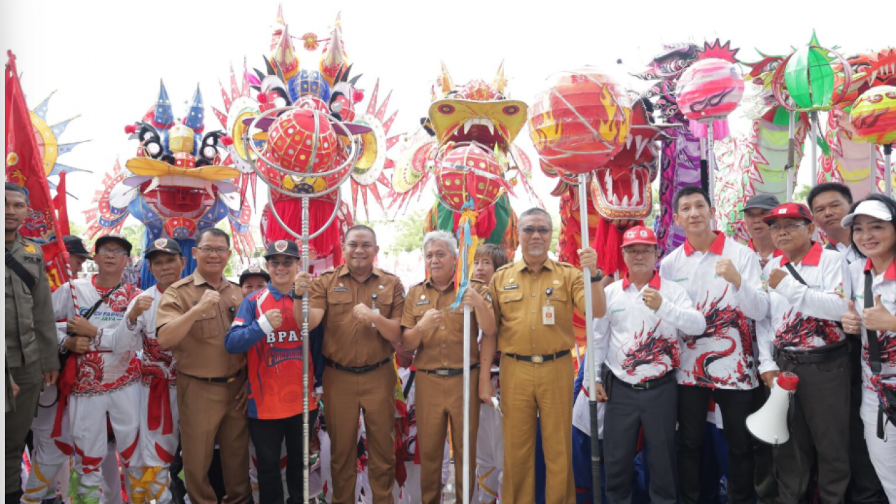 Arakan Puluhan Reflika Naga serta Barongsai Sambangi Kantor Bupati Ketapang
