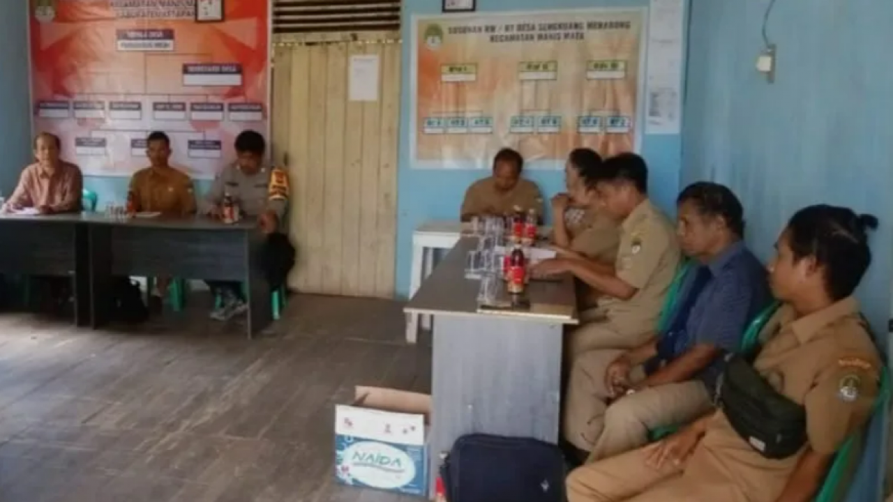 BHABINKAMTIBMAS TENGAHI PERMASALAHAN ANTARA MASYARAKAT DAN PERANGKAT DESA SENGKUANG MERABONG MANIS MATA