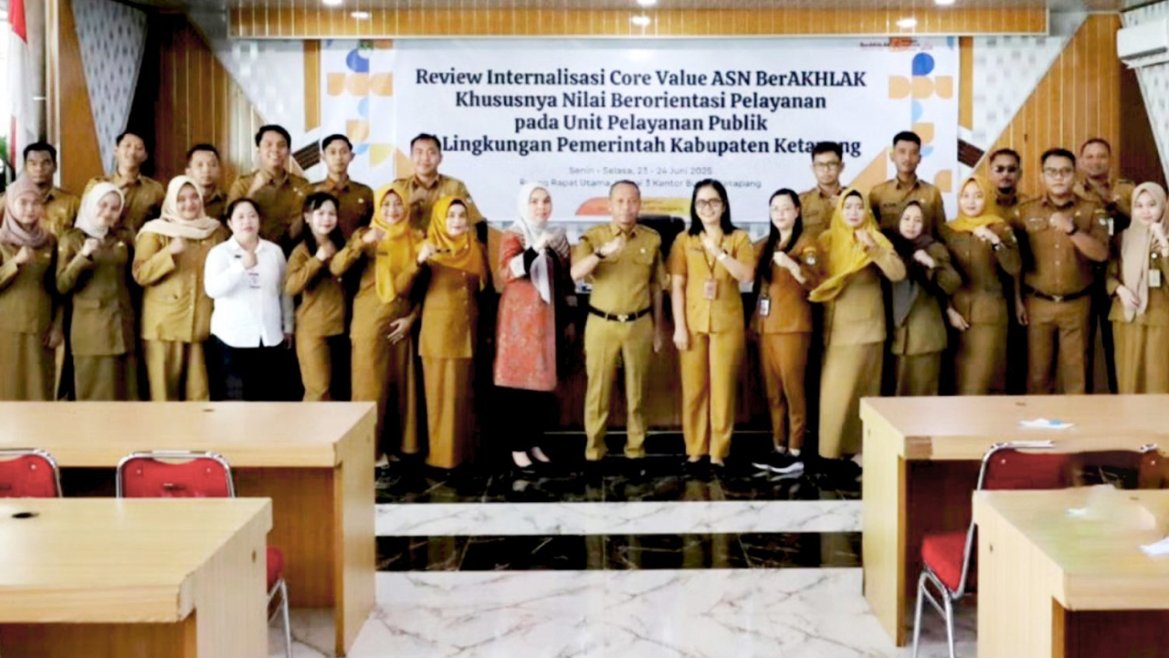 Sekda Ketapang Buka kegiatan Review Internalisasi Core Value ASN BerAKHLAK Pada Unit Pelayanan Publik Di Lingkungan Pemerintah Kabupaten Ketapang