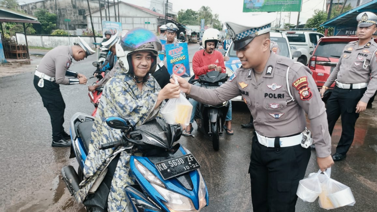 Polres Ketapang Berbagi Takjil dan Edukasi Keselamatan Berlalu Lintas di Bulan Ramadan