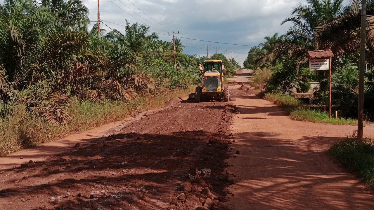 Perbaikan Jalan Desa Suka Harapan Bekerja Sama dengan PT. Bukit Palem