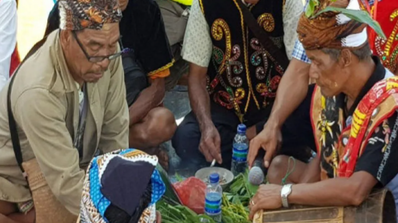 WHW AR - DAD Kendawangan Gelar Upacara Bapalas Benua Bekasik