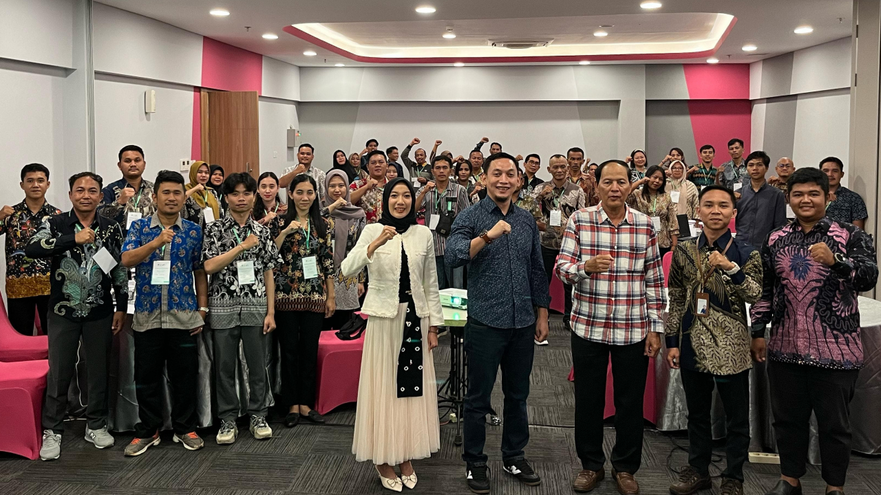Peningkatan Pelayanan Publik: Pelatihan Aparatur Desa Mekar Utama dalam Implementasi Pelayanan Berbasis Digital