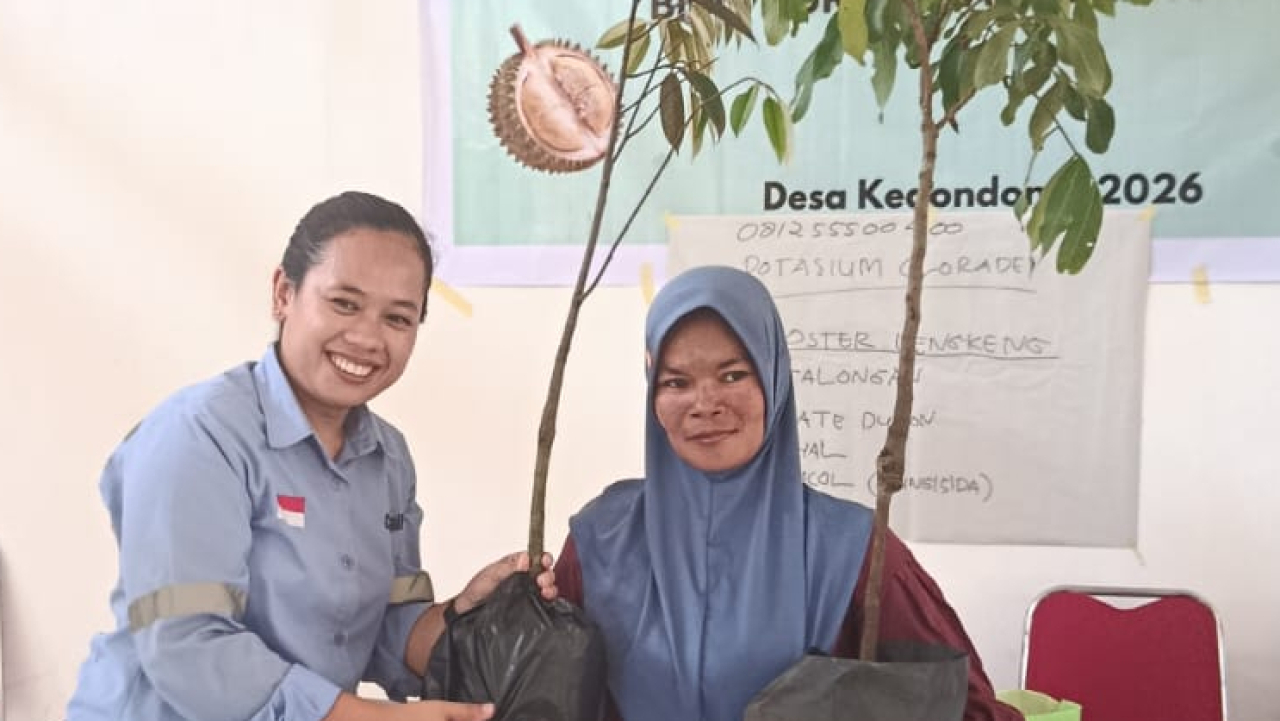 DUKUNG PENGHIJAUAN & EKONOMI WARGA, PT. CARGILL SALURKAN BANTUAN BIBIT DURIAN DAN LENGKENG UNTUK WARGA DESA KEDONDONG , KENDAWANGAN