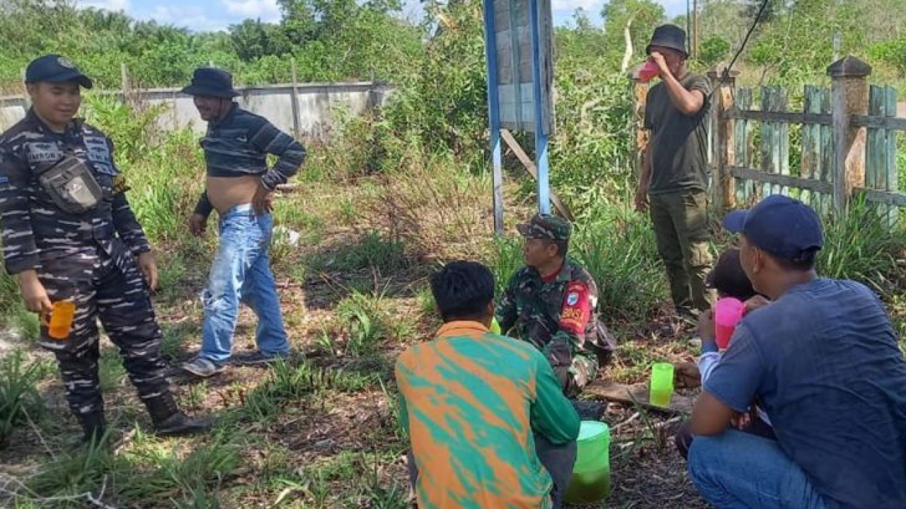 Jelang Pesta Demokrasi, Babinsa Sungai Jelayan Koramil Kendawangan Komsos Dengan Warga