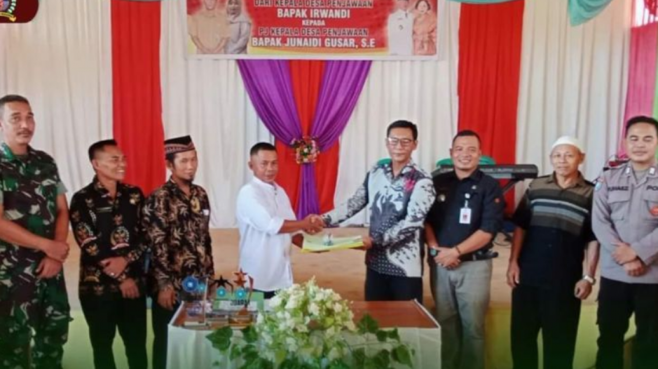Wujud Sinergitas, Babinsa Penjawaan Koramil Sandai Hadiri Sertijab Kepala Desa Binaanya