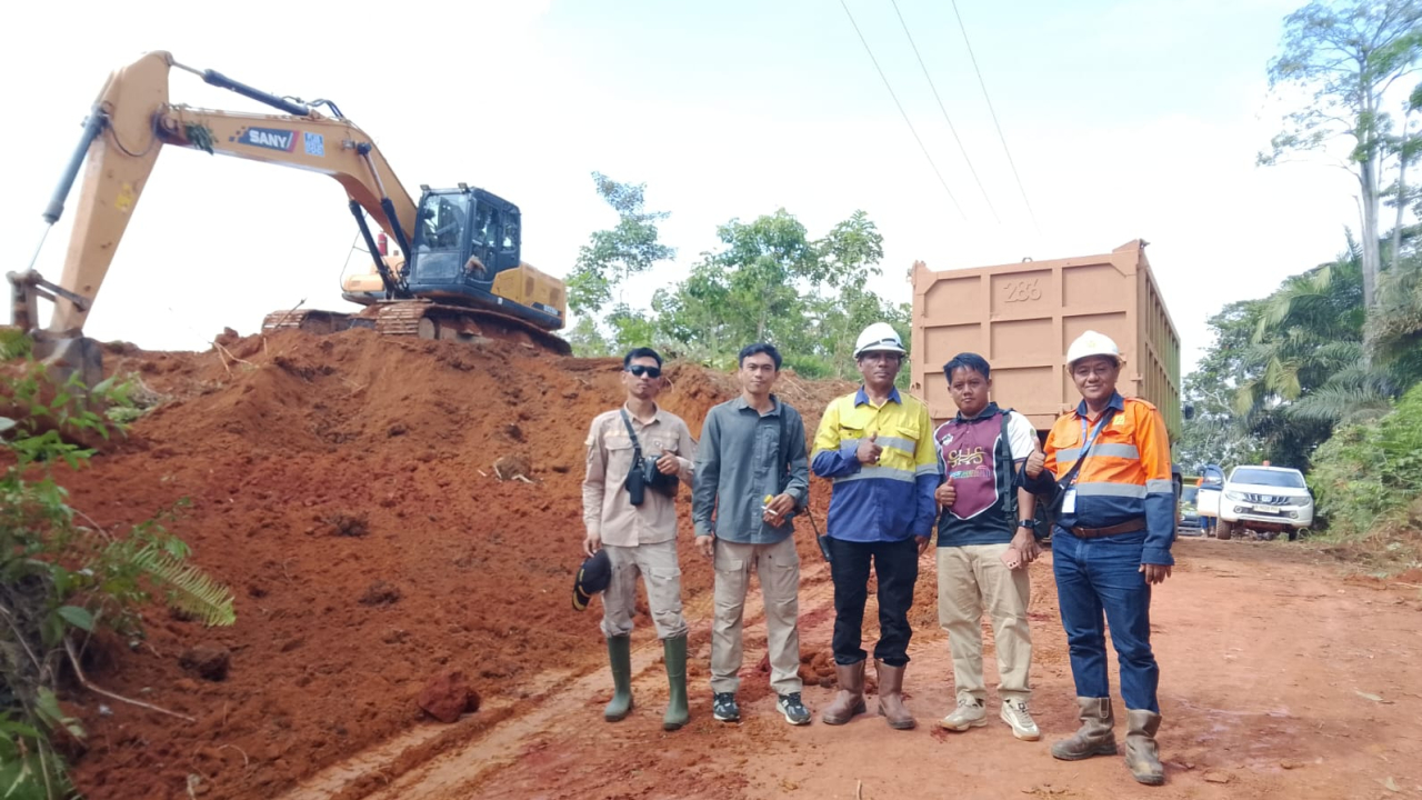 Pemerintah Desa Jago Bersatu Bersinergi bersama Swasta memperbaiki Jalan Poros Desa Jago Bersatu - Sandai