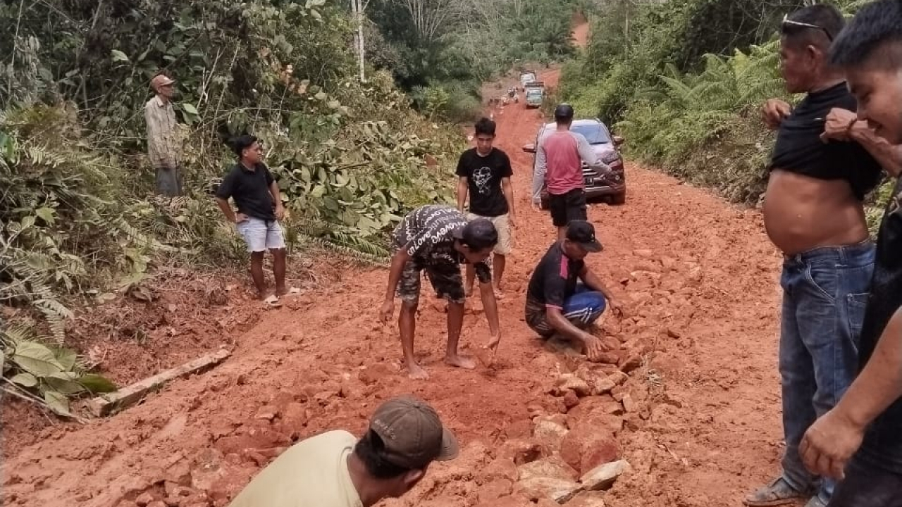Semangat Gotong Royong: Wujud Nyata Kekompakan Antara Perangkat Pemerintah Desa, Pelaku Usaha dan Masyarakat