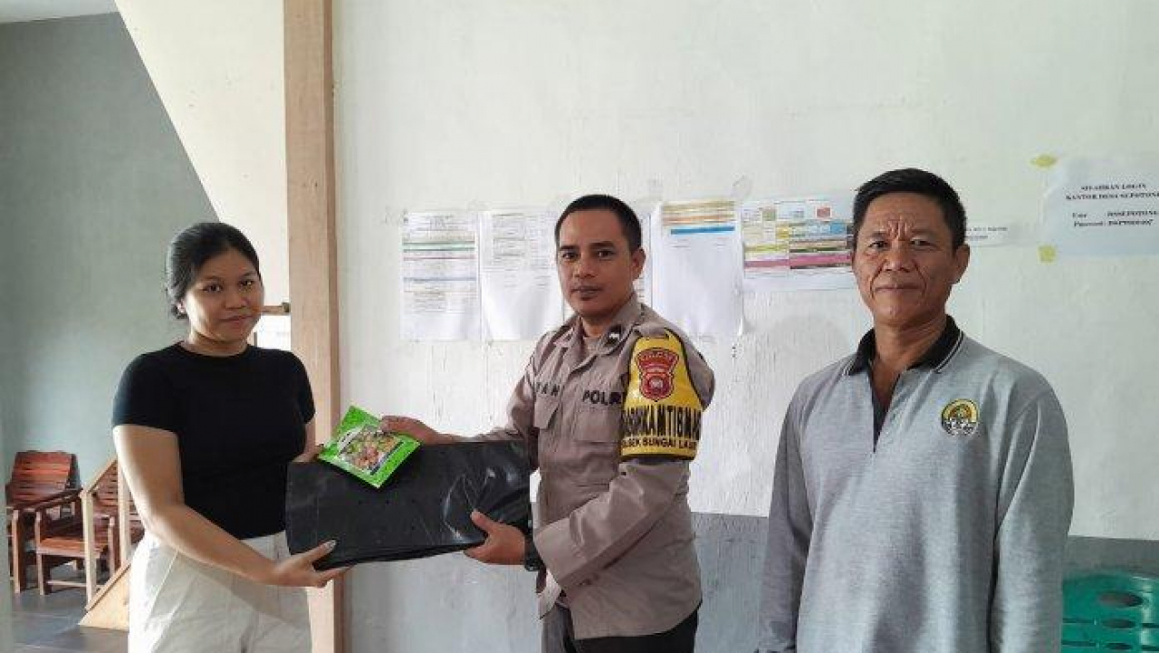 Dukung Program Ketahanan Pangan, Polsek Sungai Laur Berikan Bibit kepada Warga