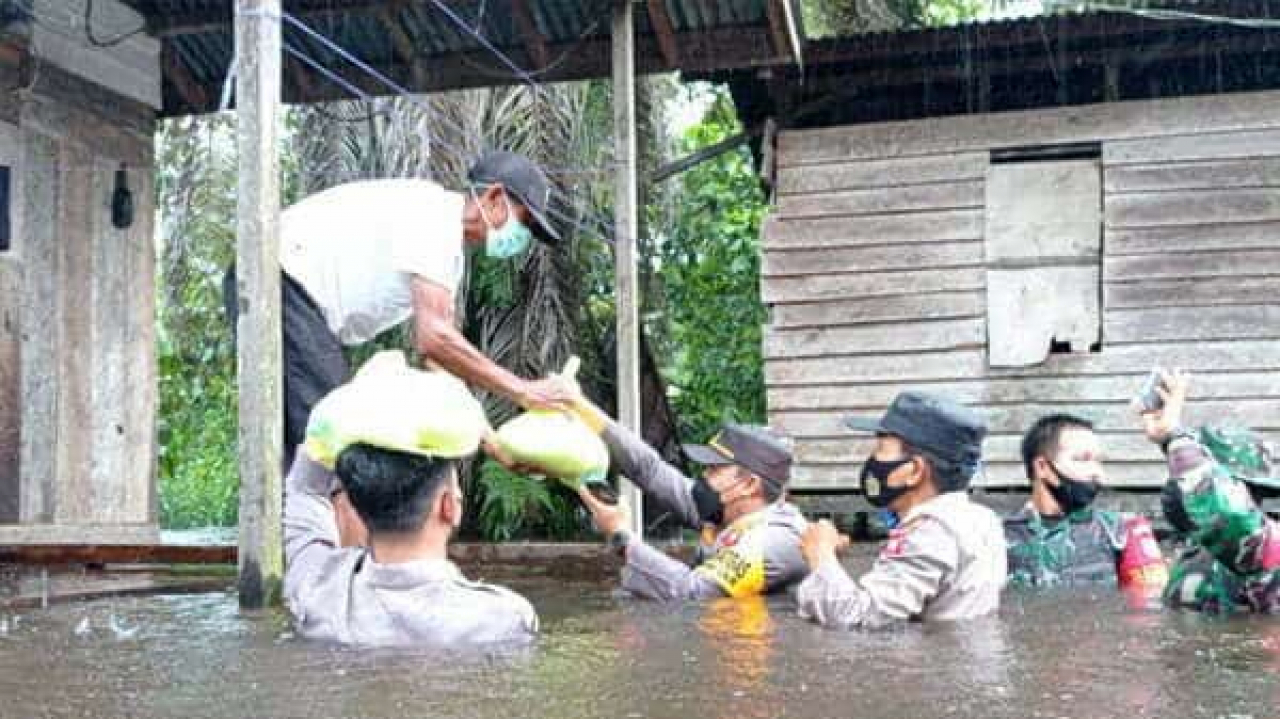 Kirim Bantuan Sembako: Anggota Polsek Laur Terjun langsung ke Lokasi Banjir