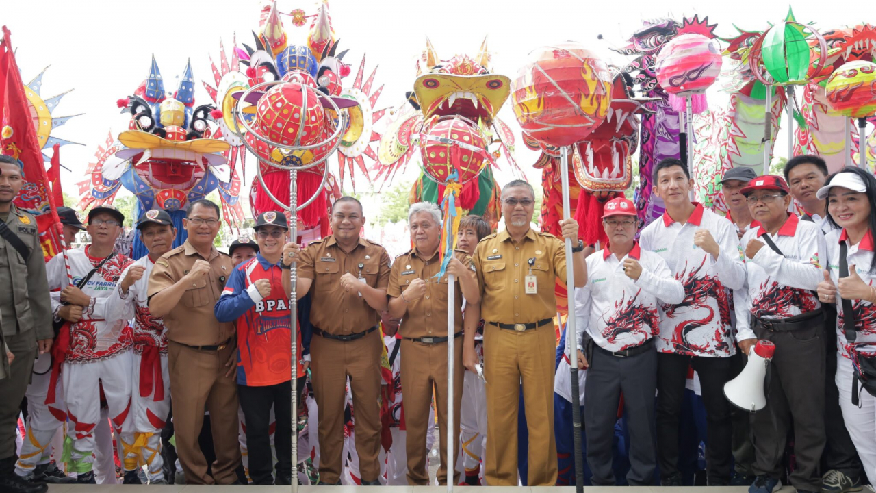 Arakan Puluhan Reflika Naga serta Barongsai Sambangi Kantor Bupati Ketapang