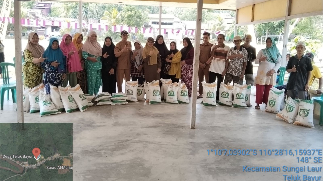 Penyaluran Bantuan Pangan Nasional di Desa Teluk Bayur