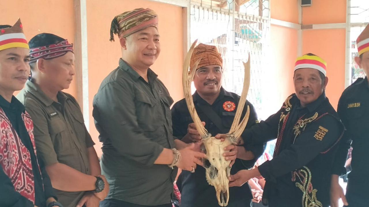 Meriahnya Ritual Adat Nyapat Taun di Desa Sungai Daka