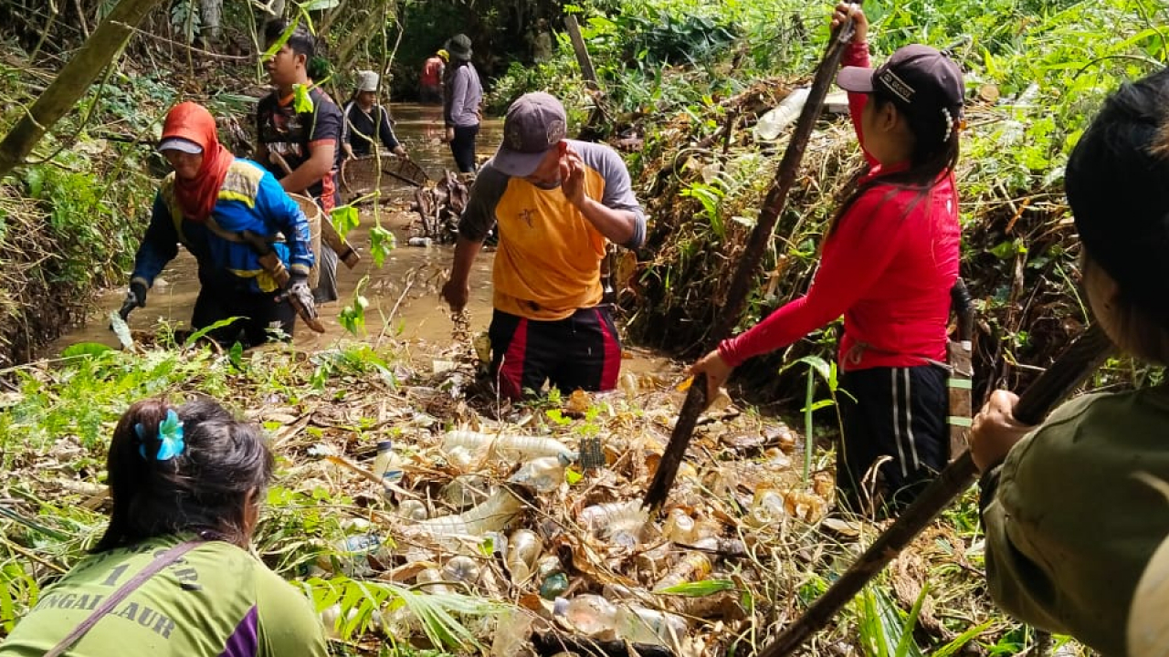 Kerja Bakti Bersihkan DAS di Desa Sinar Kuri