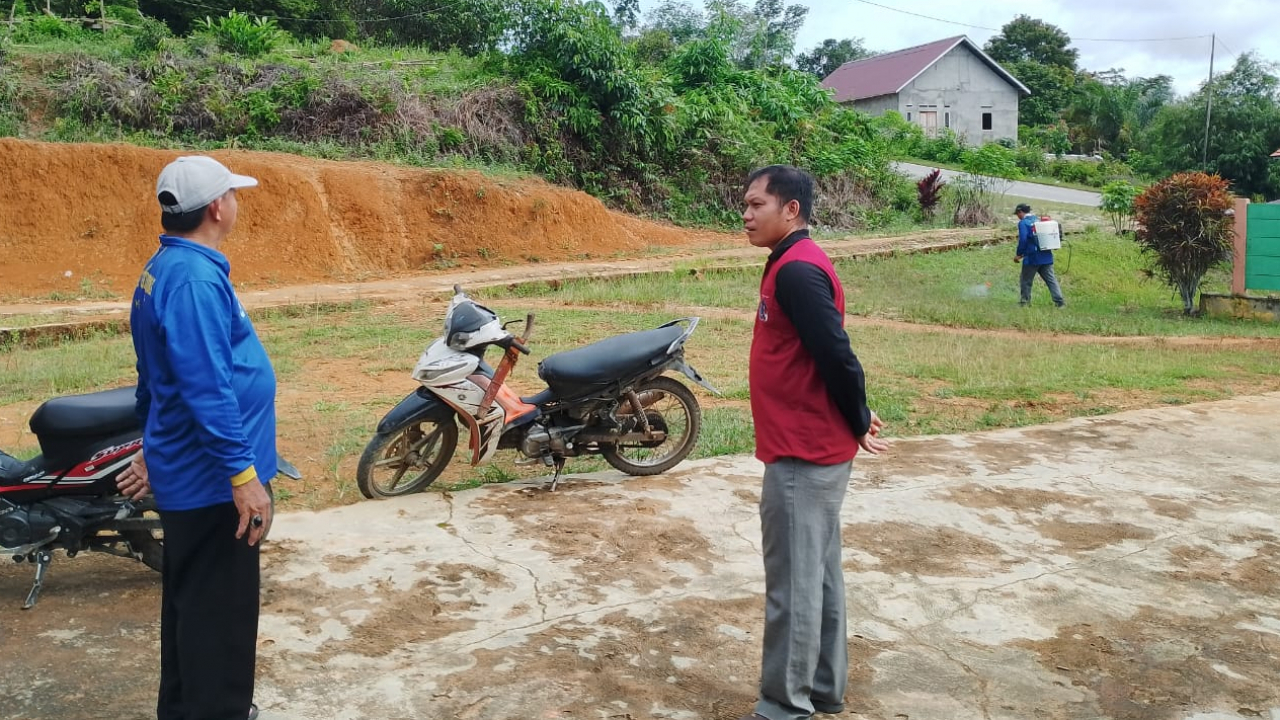 Kerja Bakti Bersih Lingkungan Kantor Desa Semandang Kiri