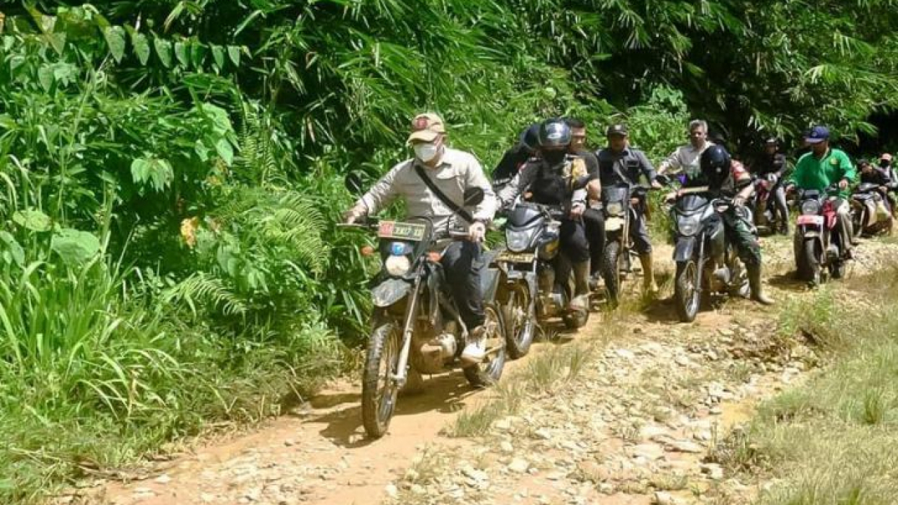 Gunakan Sepeda Motor, Sekda Survei Dan Cek Jalan Jembatan yang Rusak di Desa Merawa, Tahak dan Botong