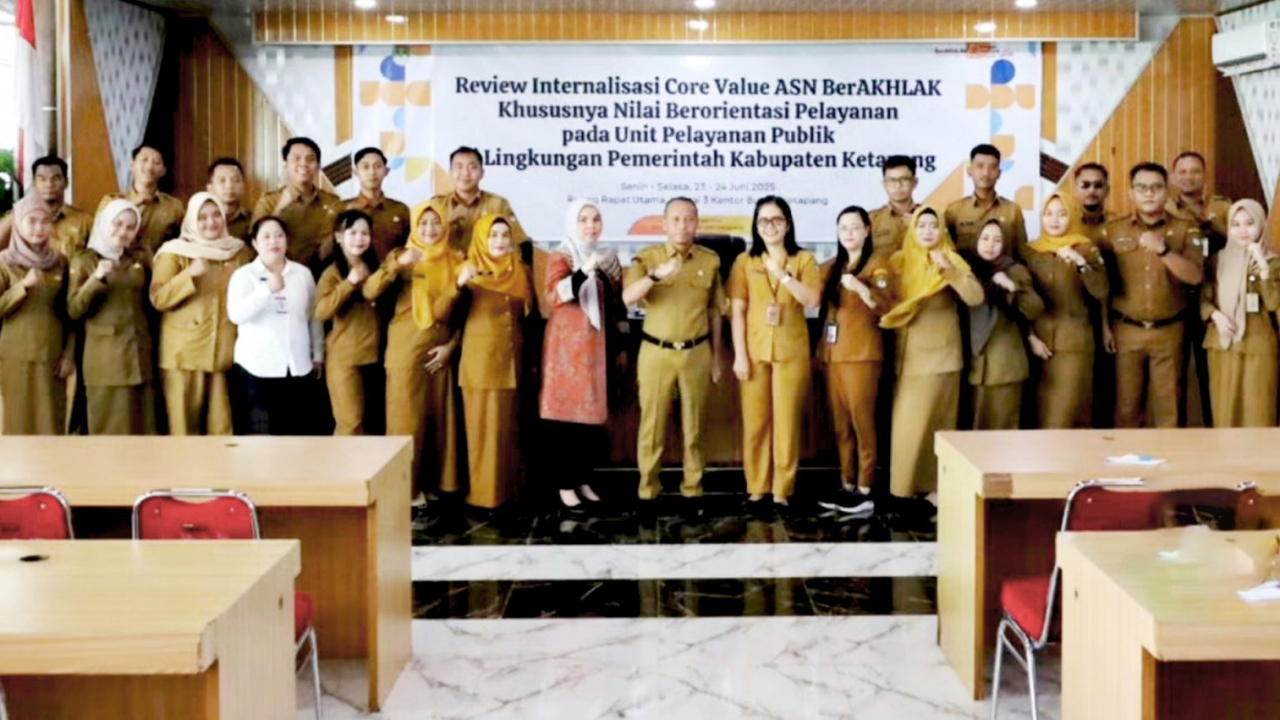 Sekda Ketapang Buka kegiatan Review Internalisasi Core Value ASN BerAKHLAK Pada Unit Pelayanan Publik Di Lingkungan Pemerintah Kabupaten Ketapang