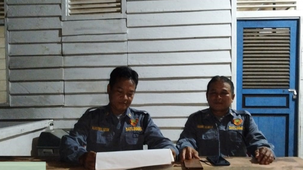 Anggota SATLINMAS Kualan Hilir Siagakan Keamanan Malam Hari