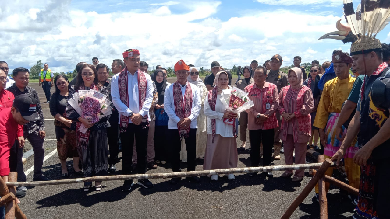 Kedatangan Fransiskus Diaan dan Sukardi di Bandara Pangsuma Putussibau Disambut Antusias Berbagai Kalangan