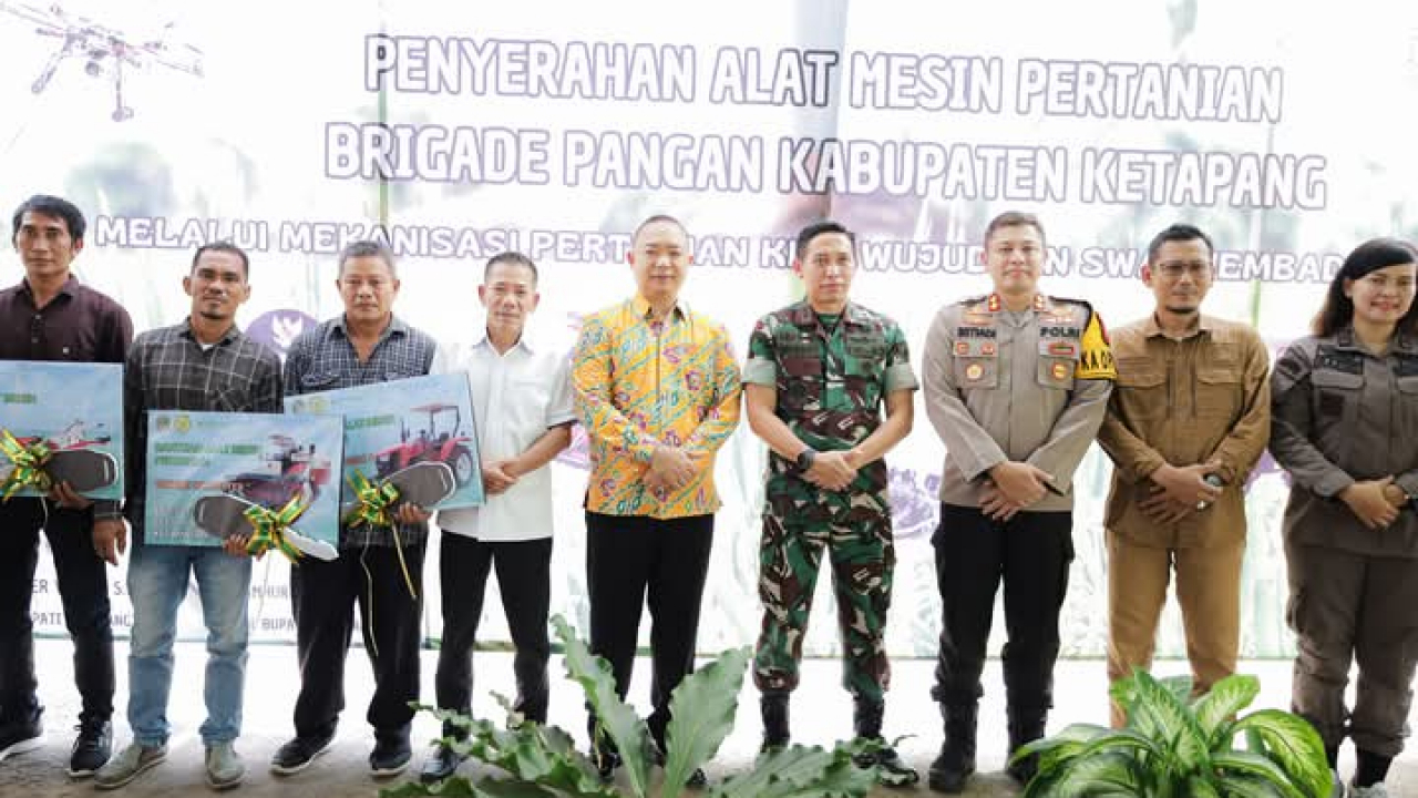 Bupati dan Wakil Bupati Ketapang Serahkan Bantuan Alat serta Mesin Pertanian kepada Brigade Pangan