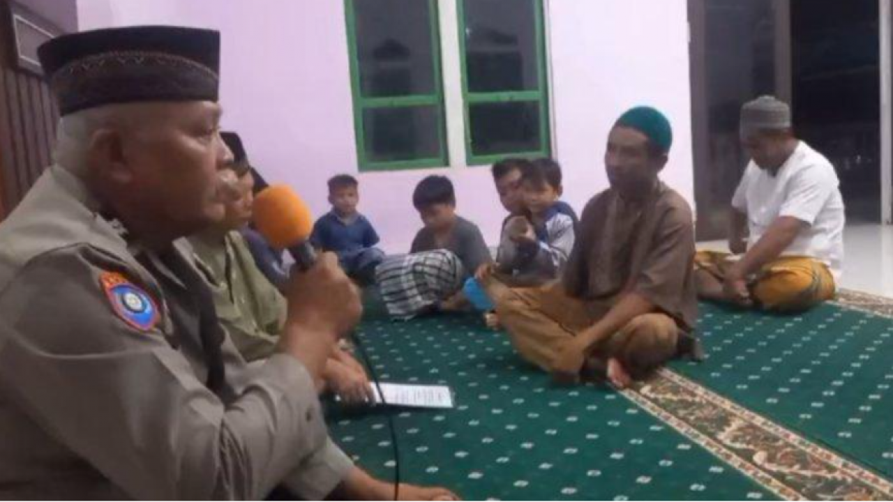 Kanit Binmas Polsek Simpang Hulu Berikan Kultum pada Jemaah Sholat Tarawih di Masjid Nurul Yaqin