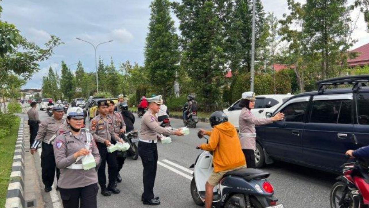 Polda Kalbar Bagi Takjil Gratis Kepada Masyarakat di Pontianak