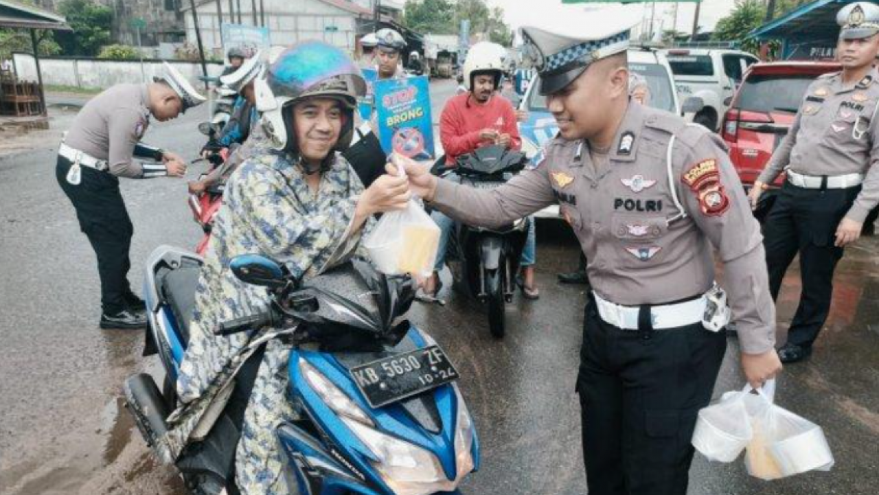 Polres Ketapang Berbagi Takjil dan Edukasi Keselamatan Berlalu Lintas pada Pengendara