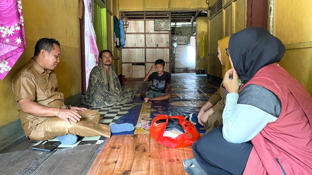 Penyerahan Seragam Sekolah ke Anak Disabilitas