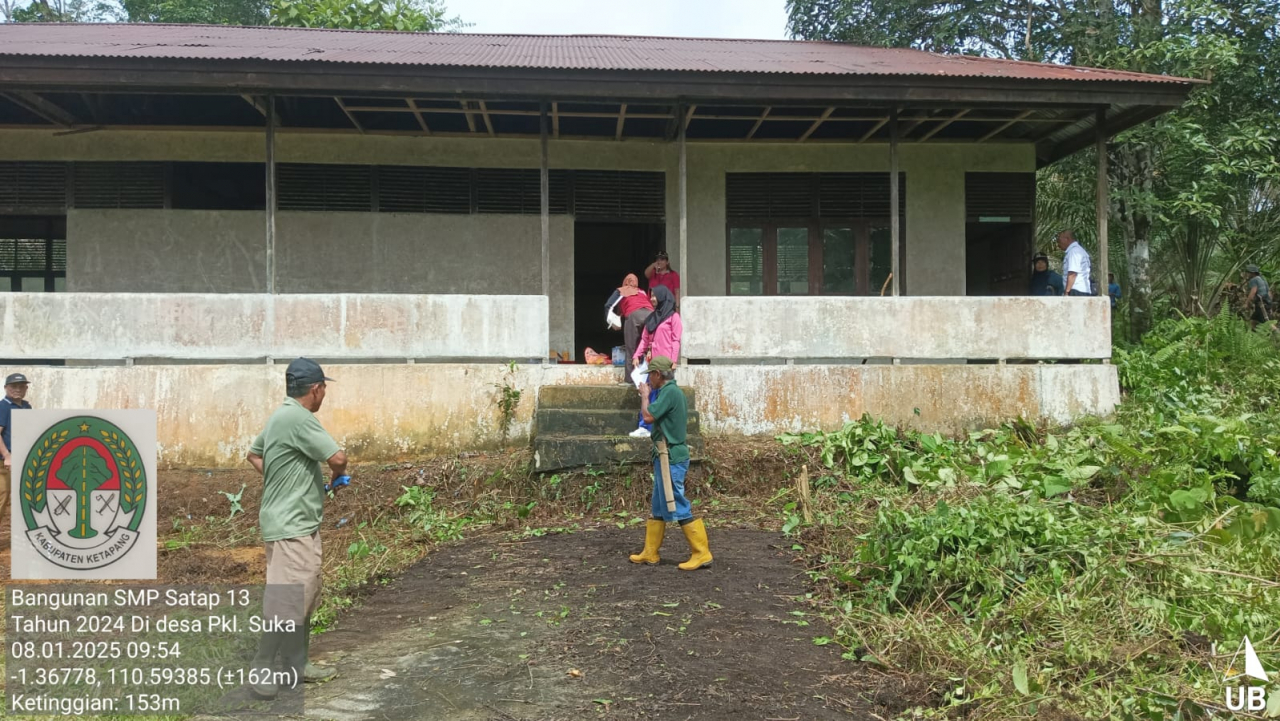 Gotong Royong Bersihkan SMPN 13 Satu Atap Nanga Tayap Sambut Tahun Ajaran Baru