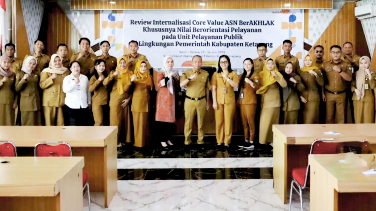 Sekda Ketapang Buka kegiatan Review Internalisasi Core Value ASN BerAKHLAK Pada Unit Pelayanan Publik Di Lingkungan Pemerintah Kabupaten Ketapang